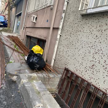 Akasya Sokak’ta Çöp Konteyneri Eksikliği Ve Çevre Kirliliği