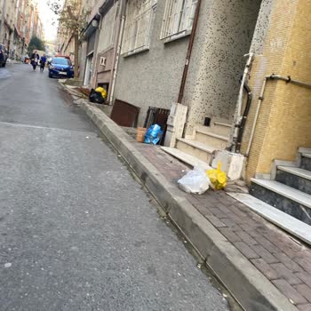 Akasya Sokak’ta Çöp Konteyneri Eksikliği Ve Çevre Kirliliği