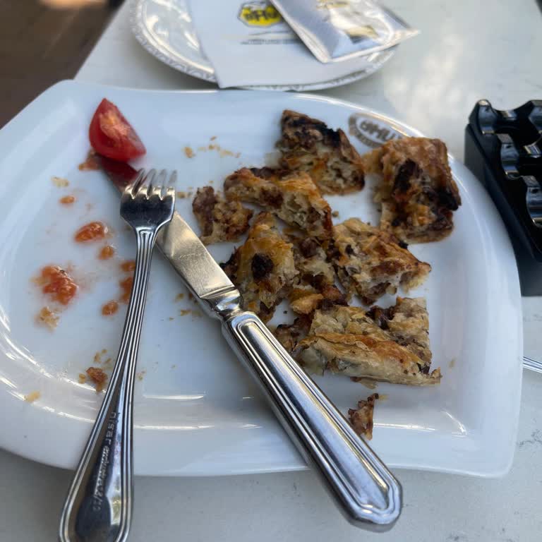 Bolulu Hasan Usta’da Sert Ve Kenarlarıyla Sunulan Börek Hayal Kırıklığı Yaşattı