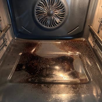 Yeni Alınan Arçelik Fırında İlk Kullanımdan İtibaren Çıkmayan Yanık Lekeleri Ve Servis Mağduriyeti