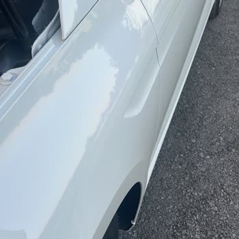 Sıfır Kilometre Renault Megane'da Teslimat Sonrası Far Ve Kapı Kusurları, Bayi Ve Marka Sorumluluk Almıyor