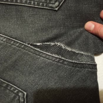 Mavi Pantolonun Kısa Sürede Ağ Kısmının Yırtılması
