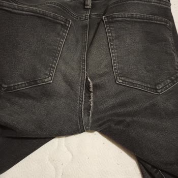 Mavi Pantolonun Kısa Sürede Ağ Kısmının Yırtılması