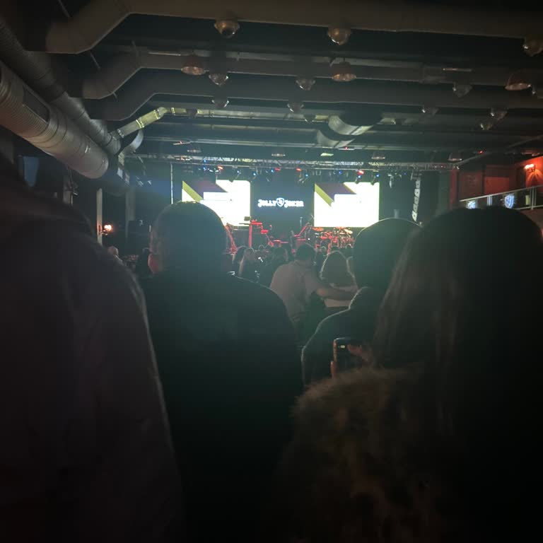 Bursa Jolly Joker'de Ayakta Bilet Alanlara Uygun Olmayan Koşullar