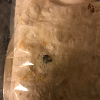 Lavaş Ekmeğin İçinden Metal Parça Çıktı, Müşteri Hizmetlerine Ulaşılamadı