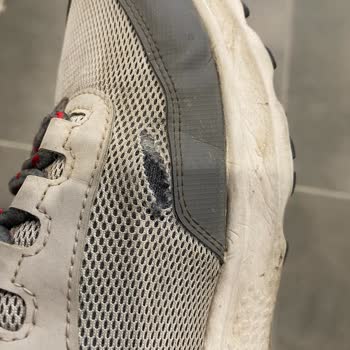 Kısa Sürede Yırtılan Columbia Ayakkabı Ve Şok Market’in İlgisizliği