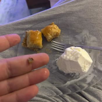 Baklavadan Çıkan Taş Oğlumun Dişini Kırdı, Güvenim Sarsıldı