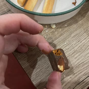 Aldığım Çikolatanın İçinden Çürük Badem Çıkması Nedeniyle Gıda Güvenliği Ve Mağduriyet Talebi