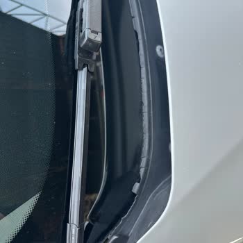 BMW 3.20i Silecek Altı Plastik Parça Beklenmedik Şekilde Yıprandı