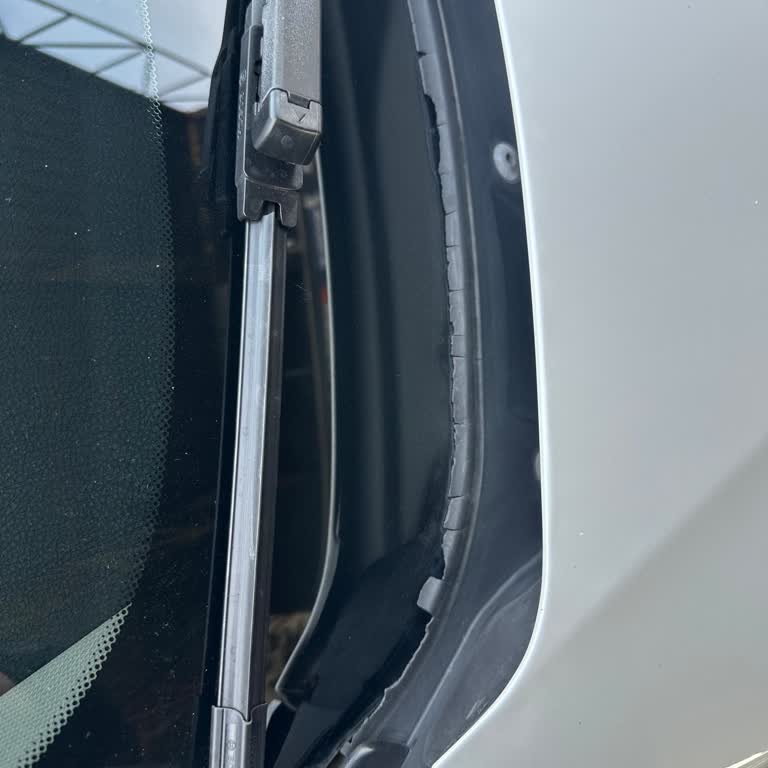 BMW 3.20i Silecek Altı Plastik Parça Beklenmedik Şekilde Yıprandı