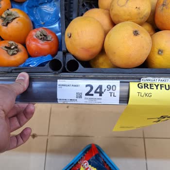 A101 Arifiye Şubesinde Meyve Sebze Reyonunda Hijyen Sorunu