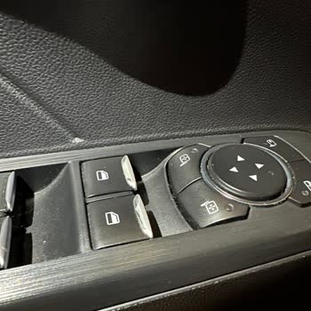 2022 Model Ford Kuga'da Direksiyon Ve Düğmelerde Erken Deformasyon Sorunu