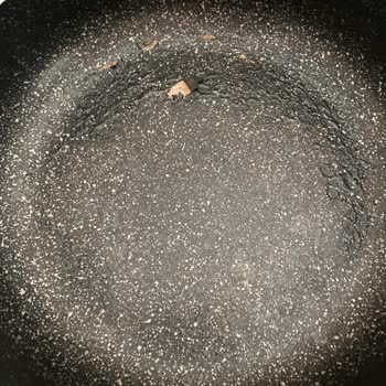 Korkmaz Tencere Yüzeyinde Dökülmeler