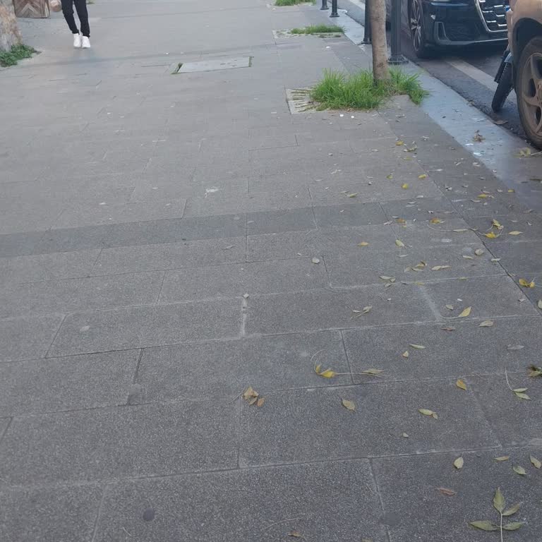 Üsküdar Nuhkuyusu Caddesi'nde Kaldırımlarda Motosiklet Tehlikesi Ve Yaya Güvenliği Endişesi