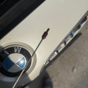 BMW 320i F30'da Ön Cam Fitili Ve Yağ Çubuğu Sorunları: Kalite Algısını Zedeleyen Malzeme Problemleri