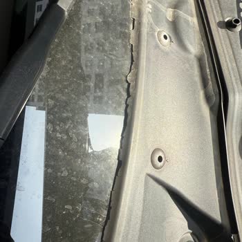 BMW 320i F30'da Ön Cam Fitili Ve Yağ Çubuğu Sorunları: Kalite Algısını Zedeleyen Malzeme Problemleri