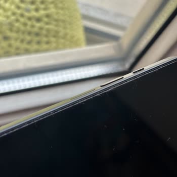 Mükemmel Denilen İphone 15'in Ses Tuşu Arızalı Çıktı