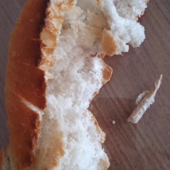 Bizim AVM | Niğde Ekmeğin İçinden Tahta Parçası Çıktı