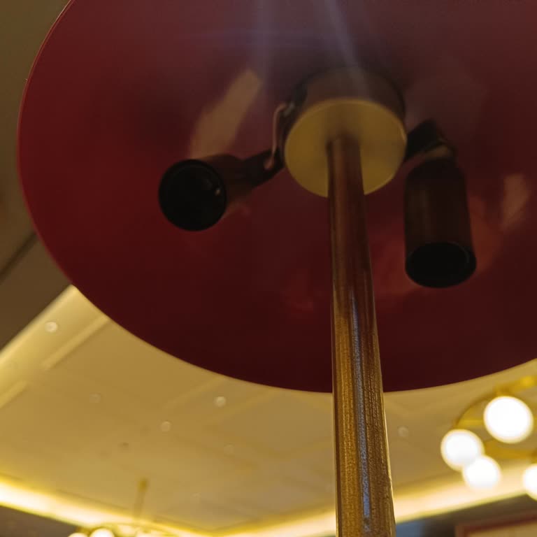 Restorandaki Açık Lamba Duyları Çocuklar İçin Tehlike Oluşturuyor