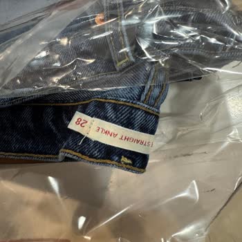 Levis Pantolonda Büyük Hayal Kırıklığı: Renk Atması Ve Beden Deformasyonu