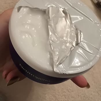 Neutrogena Krem İlk Kullanımda Ellerimde Rahatsız Edici Dökülme Ve Kuruluk Yaptı