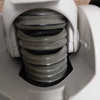 Kısa Sürede İki Farklı Parçası Kırılan Süpürge Hayal Kırıklığı Yarattı