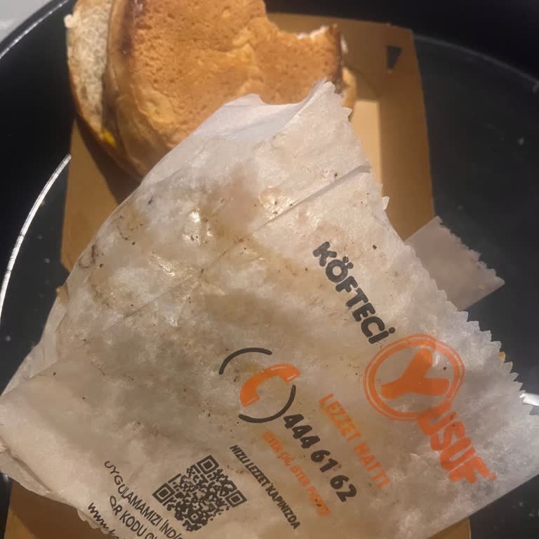 Köfteci Yusuf'ta Bayat Ve Hijyensiz Hamburger Deneyimi!