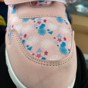 FLO'dan Kirli Ve Teşhir İzlenimi Veren Çocuk Çizmesi Gönderildi