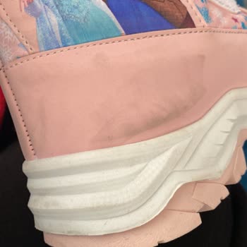 FLO'dan Kirli Ve Teşhir İzlenimi Veren Çocuk Çizmesi Gönderildi