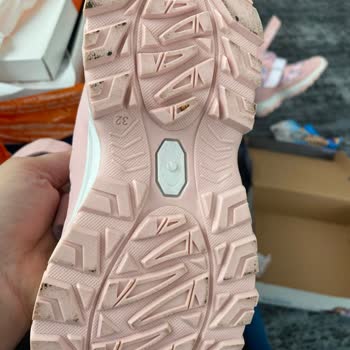 FLO'dan Kirli Ve Teşhir İzlenimi Veren Çocuk Çizmesi Gönderildi