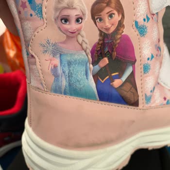 FLO'dan Kirli Ve Teşhir İzlenimi Veren Çocuk Çizmesi Gönderildi