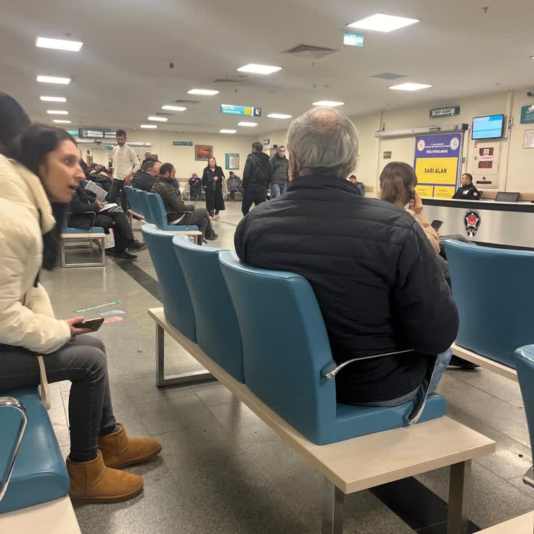 Acil Serviste Saatlerce Bekletildim Bilgi Verilmedi