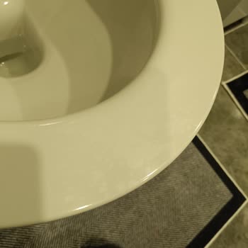 Yeni Evde Seramiksan Klozet Kapağında Kısa Sürede Kalıcı Lekeler Oluştu