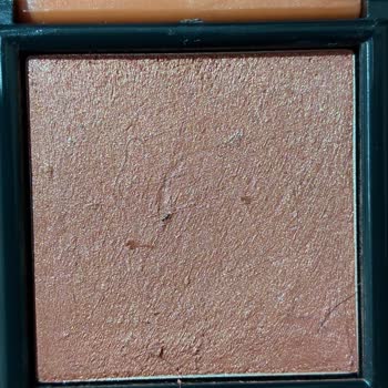 Pastel Cream Blush Kutusunda Kıl Ve Tüylerle Karşılaşmak Hijyen Endişesi Yarattı