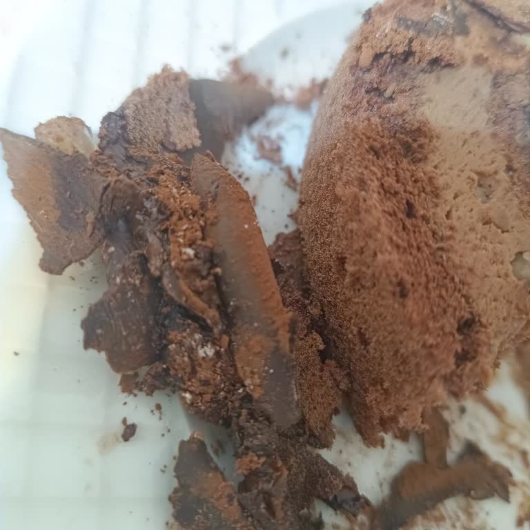 İmren Alaçatı Tatlıcısı Bayat ve Pahalı Pasta Satışı Nedeniyle Hayal Kırıklığı