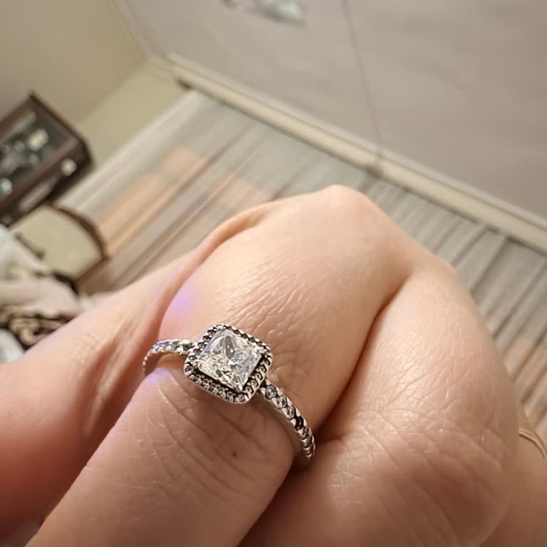 Pandora’dan Aldığım Yüzükte Sürekli Taş Düşmesi Ve İlgisiz Mağaza Yaklaşımı