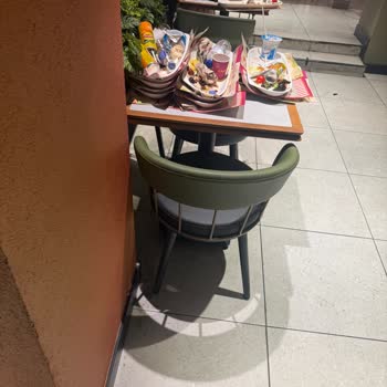 Tavuk Dünyası Levent Şubesi'nde Hijyen Ve Servis Hayal Kırıklığı