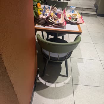 Tavuk Dünyası Levent Şubesi'nde Hijyen Ve Servis Hayal Kırıklığı