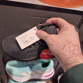 Etiket Ve Kasa Fiyatı Farkı Nedeniyle Mağduriyet Ve İlgisiz Mağaza Çalışanı