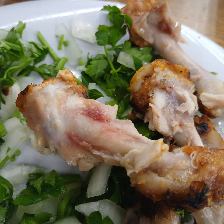 Köfteci Yusuf Tavuk Kanatlar İçi Kanlı Ve Tam Olarak Pişmemiş Şekilde Servis Edildi