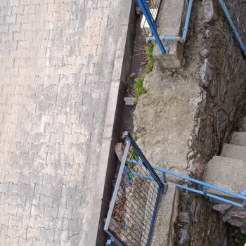 Asfalt Çalışmasında Yol Kenarındaki Boşluklar Güvenlik Riski Oluşturuyor