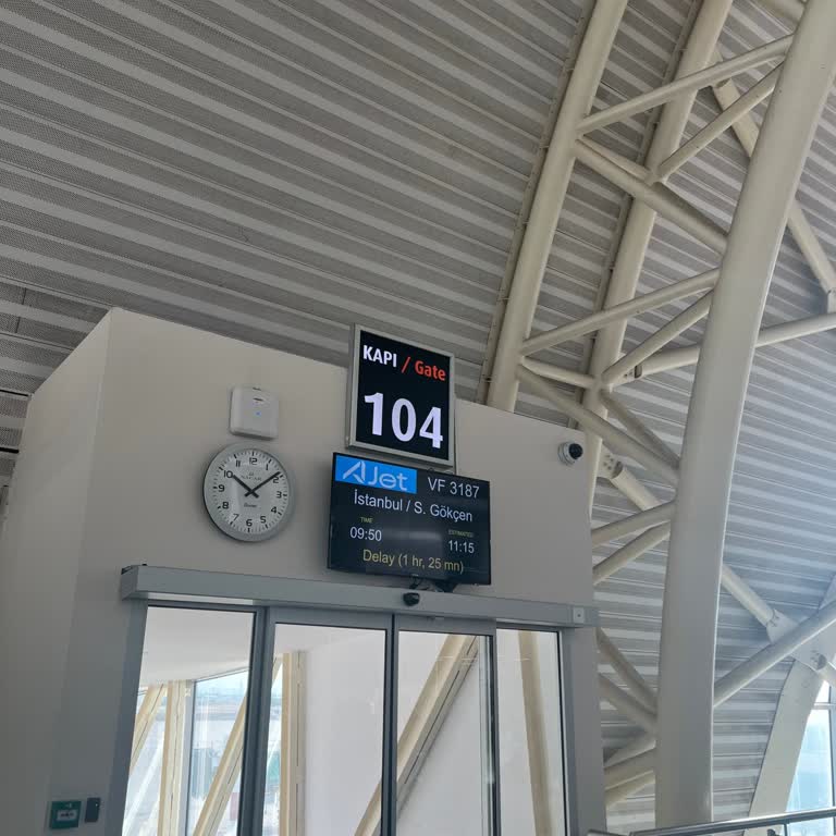 Ajet Uçuşunda Gecikme Ve Yetersiz Bilgilendirme Yüzünden Mağduriyet Yaşadım