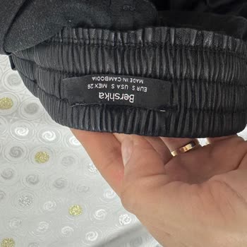 Az Kullanılmış Bershka Deri Pantolonda Beklenmedik Deformasyon