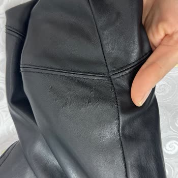 Az Kullanılmış Bershka Deri Pantolonda Beklenmedik Deformasyon