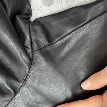 Az Kullanılmış Bershka Deri Pantolonda Beklenmedik Deformasyon