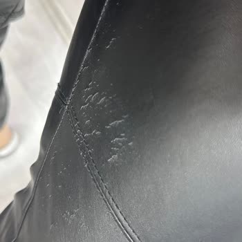 Az Kullanılmış Bershka Deri Pantolonda Beklenmedik Deformasyon