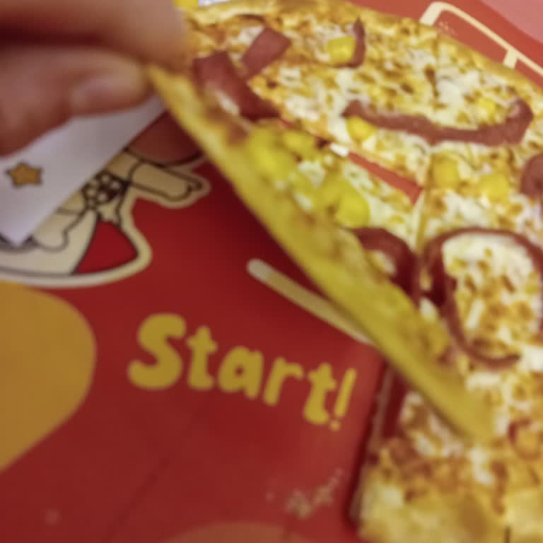 Çocuk Menüsündeki Kupkuru Ve İnce Pizza Hayal Kırıklığı Yarattı