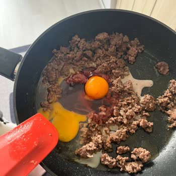 Aldığım Organik Yumurtadan Kırmızı Ve Kokan Bozuk Ürün Çıktı İlgisizlikle Karşılaştım