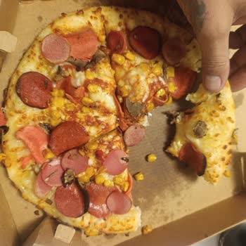 Domino's Pizza'dan Eksik Pişmiş ve Yanlış Malzemeli Sipariş Deneyimi