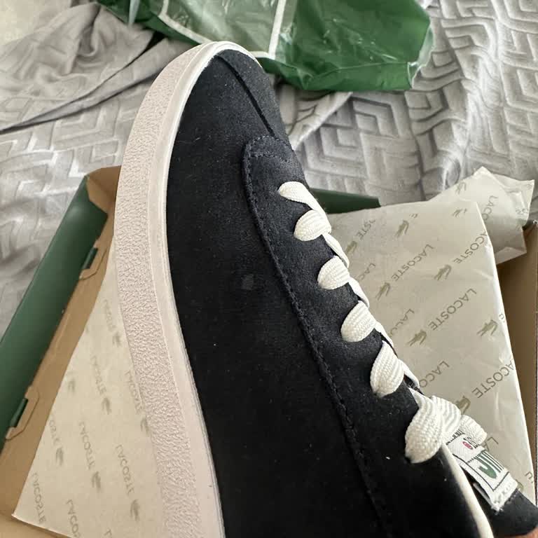 Zapatos Lacoste defectuosos y demora en reembolso